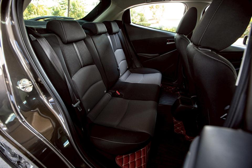 Mazda2 1.3 HighConnect Sport ปี 2017 สีน้ำตาล มือเดียวป้ายแดง 11