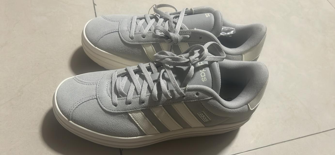 รองเท้าadidasแท้ ไซส์uk7 40.5 ยาว25.5 ใหม่ซื้อมาใส่ไม่ได้(ไม่มีกล่อง) 