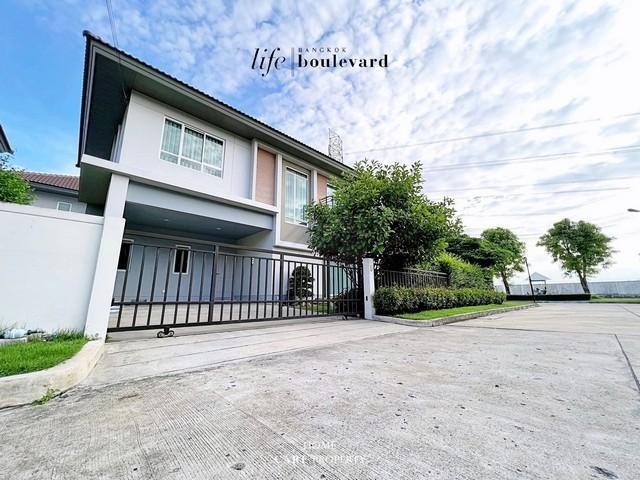 PB5614 ให้เช่าบ้าน 2 ชั้น หลังมุม โครงการไลฟ์ บางกอก บูเลอวาร์ด รังสิต ขนาดใหญ่สุดในโครงการ เนื้อที่ 68.5 ตารางวา โครงการติดถนนใหญ่รังสิต
