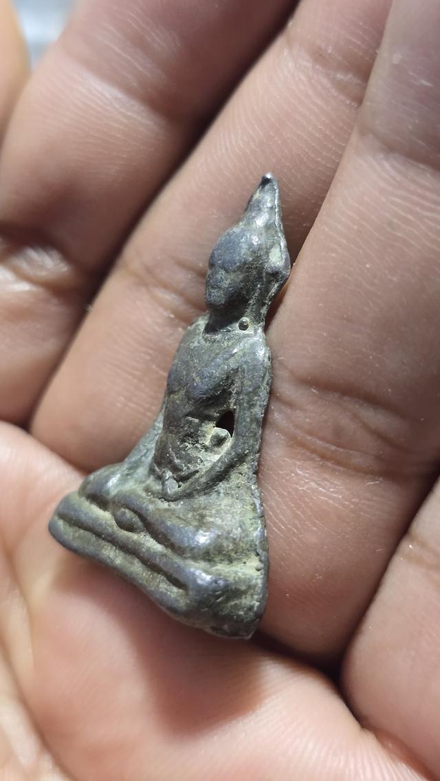 พระร่วงนั่ง หลังลิ่ม กรุช้างล้อม 3