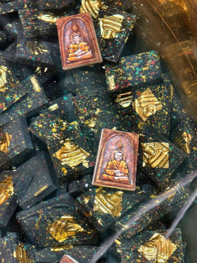 สมเด็จรวยชินบัญชรหลวงปู่ศิลาเนื้อก้นครกเจิมทอง รูปที่ 4