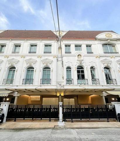 TOWNHOUSE บ้านกลางกรุง พระราม3 4+1นอน 425ตรม.พักได้สูงสุด10คน จอดรถได้6 คัน