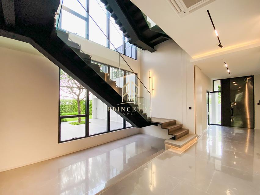 VIVE New Krungthep Kreetha Luxury 3-Storey Modern Home 4
