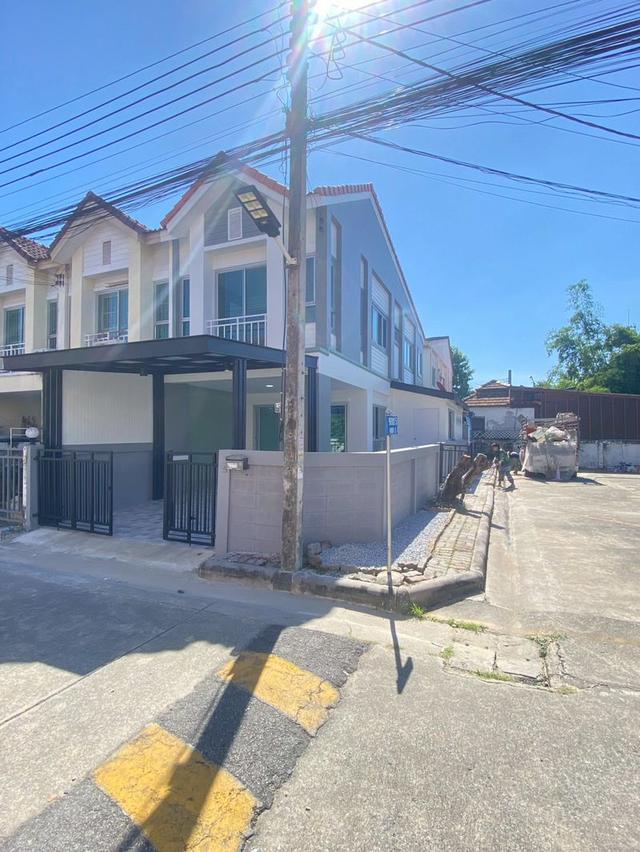 ทาวน์เฮาส์ 2 ชั้น ,หลังมุม เนื้อที่ 23.9 ตร.วา ขายหมู่บ้านกลอรี่เฮาส์ ถ.รามอินทรา 65 แยก 2-2 แขวงท่าแร้ง เขตบางเขน กรุงเทพฯ  14