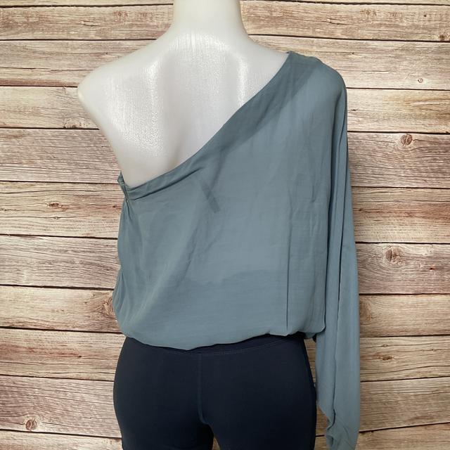 เสื้อแฟชั่นปาดไหล่ สวยใหม่