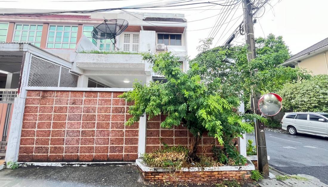 หมู่บ้านพรไพลิน ซอยลาดพร้าว 35/1 เขตจตุจักร ทาวน์เฮ้าส์แปลงมุม 3 ชั้น 36 ตารางวา 3 ห้องนอน 3 ห้องน้ำ เพียง 3 นาทีถึง MRT สถานีภาวนา 2