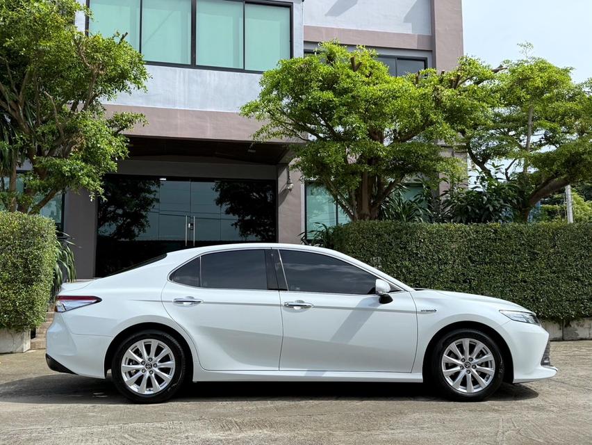 2021 CAMRY HV PREMIUM รุ่น TOP สุด รถมือเดียวออกป้ายแดง รถวิ่งน้อย เข้าศูนย์ตรงระยะ รถไม่มีอุบัติเหตุครับ 2