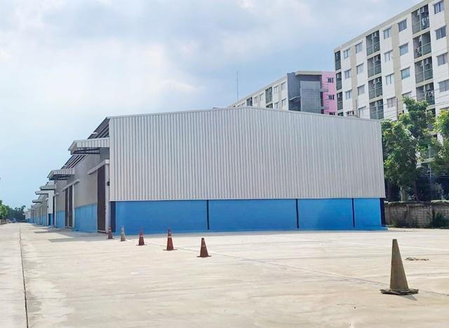 โกดังที่เดินถึง ARL ลาดกระบัง 650 ม. สนามบินสุวรรณภูมิ 4 กม. โกดังให้เช่าใหม่ 1000ตรม. 124,999 บาทต่อเดือน ร่มเกล้า ลาดก