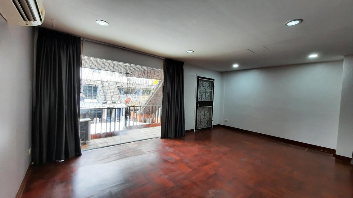 ขายด่วน พร้อมผู้เช่า ทาวน์เฮ้าส์ 4 ชั้น หมู่บ้านวราธรวิลล์ พัฒนาการ 44  11