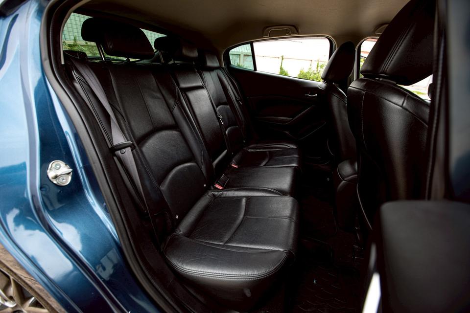 Mazda3 Skyactiv 2.0S MNC ปี 2018 สีเงิน มือเดียวป้ายแดง 12