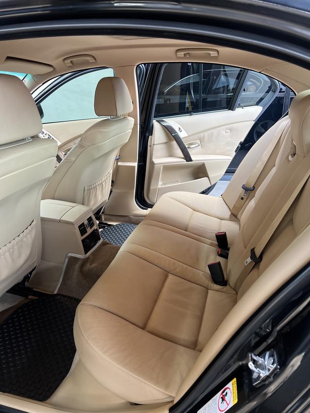 BMW 523i  7