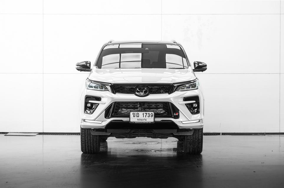 2022 TOYOTA FORTUNER 2.8 GR SPORT BLACK TOP 4WD SUV สีขาว-ดำ เลขไมล์ 27929 กม.