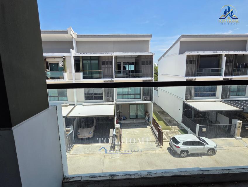ขายด่วน  ทาวนฺโฮม 3 ชั้น  HI - END Style Modern หมู่บ้าน LANDMARK เอกมัย-รามอินทรา 16
