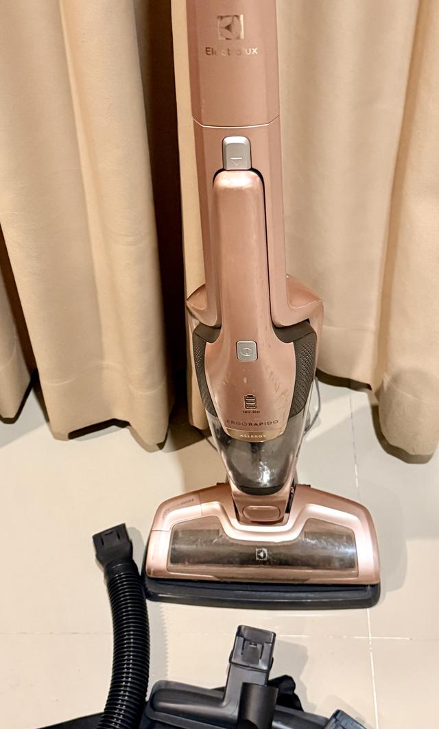 เครื่องดูดฝุ่นไร้สาย Electrolux 2 in 1 สีโรสโกลด์ สวยหรู พร้อมอุปกรณ์ครบชุด รูปที่ 6