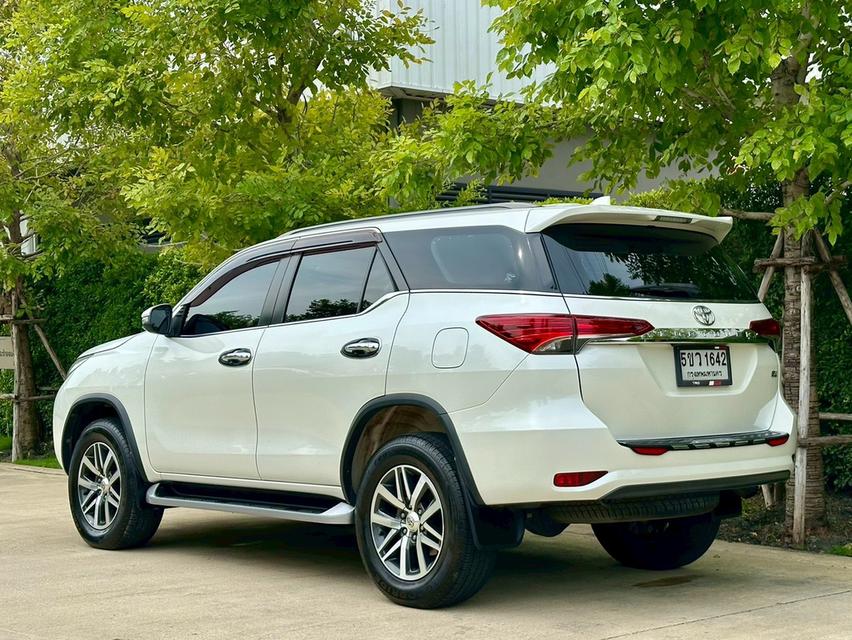 Toyota Fortuner 2.4 Top Sigma4 ดีเซล 4WD Auto ปี 2018 สีขาว เจ้าของดูแลอย่างดี สภาพป้ายแดง