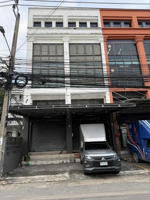 ให้เช่า อาคาร 2 คูหา 4.5 ชั้น ซอยศรีนครินทร์ 24 ใกล้สถานีรถไฟฟ้ากลันตัน ใกล้ซีคอนสแควร์