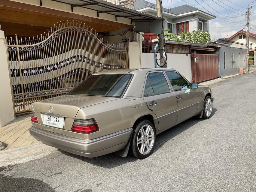 ขายรถยนต์ Mercedes Benz e220 สีทรายทองสภาพสวยมาก 2
