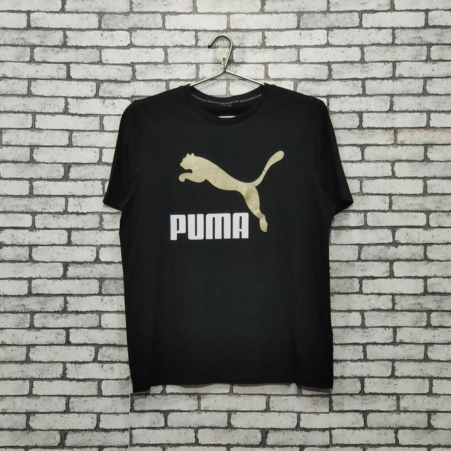 เสื้อยืด Puma โลโก้ทอง ตัวอักษรขาว สีดำ