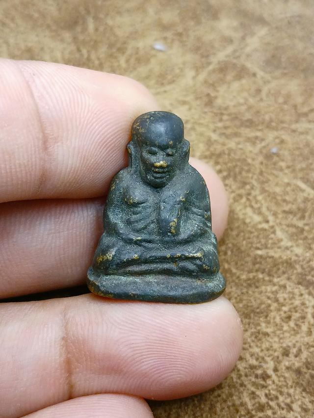 หลวงพ่อเงิน ปืนแตก เศียรโต