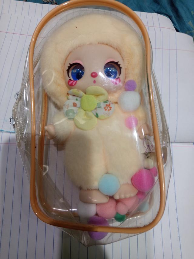 ตุ๊กตา Baby Three V.1 ในกระเป๋า PVC ทรงกลม ขนนุ่มสีฟ้ามีลูกบอลสีตกแต่ง กระเป๋า PVC ใสใส่ตุ๊กตาสำหรับรุ่น Liila Lucky Cat 2 ตัวรวมกัน 350 บาท รูปย่อยที่ 3