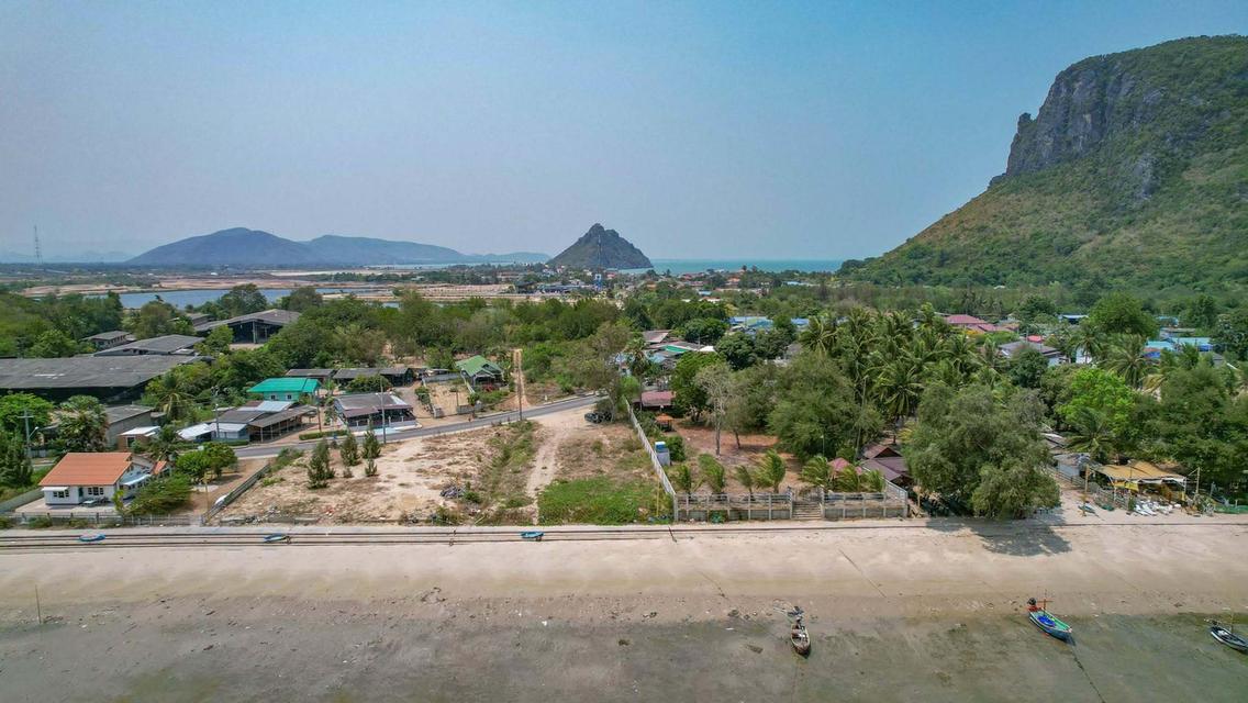 ขายที่ดินติดทะเลประจวบฯ หน้ากว้าง 24 ม. 384 ตร.ว. 35 ล้าน โฉนดครุฑแดง เหมาะทำพูลวิลล่า/คาเฟ่ ใกล้ตลาด/รพ. ซื้อคู่ลดได้ รับ Co-agent 12