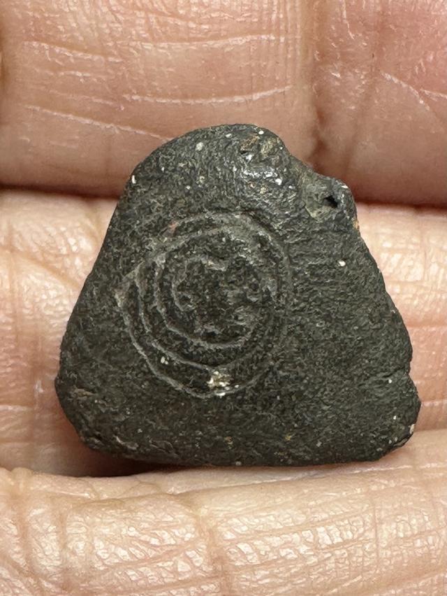 พระปิดตาเนื้อผงคลุกรักหลังจาร ไม่ทราบที่ รูปย่อยที่ 2