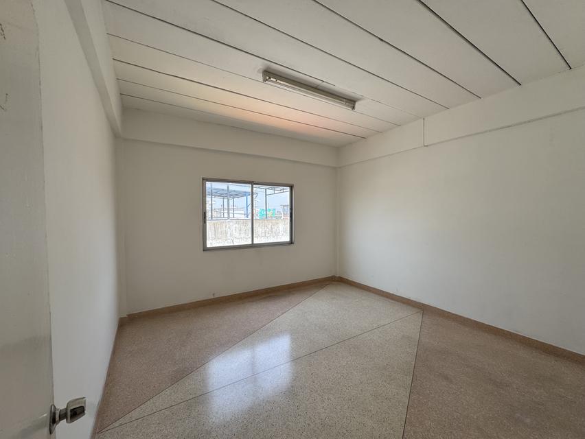 ขายต่ำกว่าราคาตลาด เป็นอาคารพาณิชย์ 2ห้อง 5ชั้น ห้องหัวมุม พื้นที่รวม 30 ตร.วา ภายในพื้นที่ใช้สอยเยอะมาก ประมาน 640 ตร.ม ยังไม่รวมดาดฟ้า 12