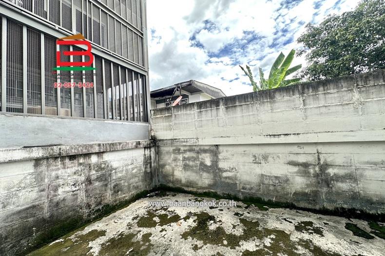 ทาวน์เฮาส์ หมู่บ้าน วังวราเวศน์ 3 เนื้อที่ 24.9 ตรว. ซอยรามอินทรา 14 แยก 5 12