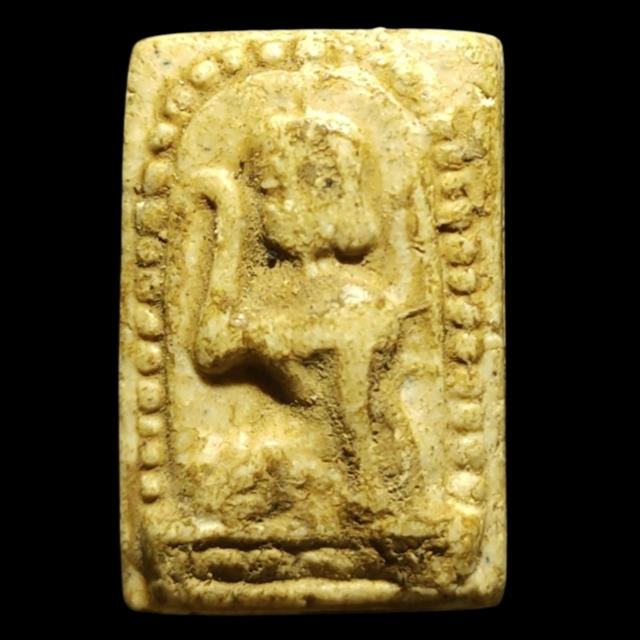 พระนางกวัก เนื้อผงน้ำมัน พิมพ์ซุ้มไข่ปลา ของหลวงพ่อกวย วัดโฆสิตาราม 2515