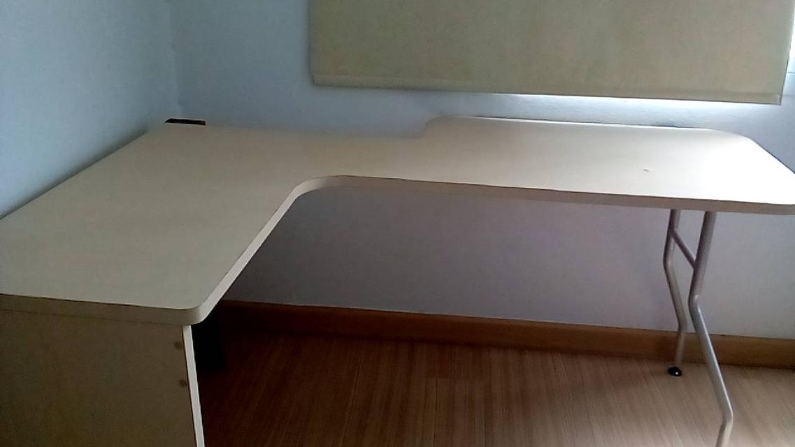 เตียง 2 ชั้นพร้อมโต๊ะในชุด ของSB