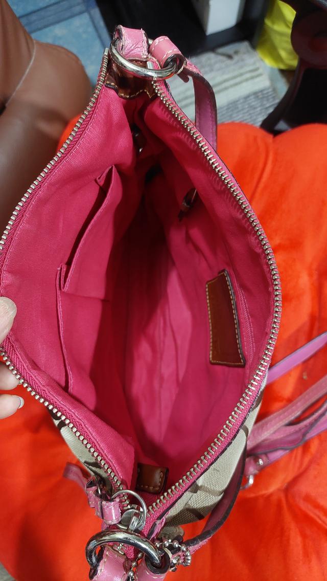 กระเป๋าสะพายไหล่ Coach รุ่น Signature Stripe Hobo ดีไซน์ยอดนิยมจากช่วงยุคปี 2009(F13674) ผ้าแคนวาสลาย C สีน้ำตาลกากีแถบคาดสายสะพายหนังสีชมพู รูปที่ 6