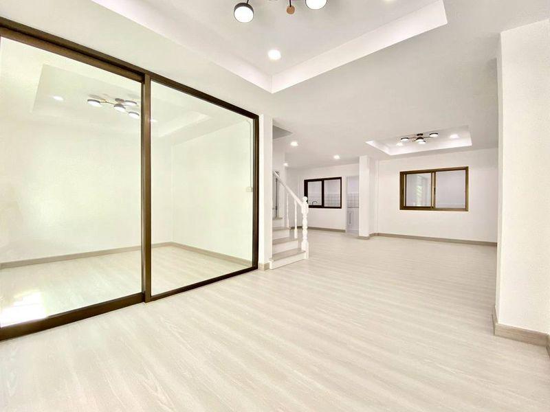 หมู่บ้านหงส์ประยูร3  แยกบางพลู ทาวน์เฮาส์ 2 ชั้น ตกแต่งใหม่พร้อมอยู่  มีระเบียงด้านหน้าใกล้ถนนรัตนาธิเบศร์   โครงการมี ระบบรักษาความปลอดภัย 10