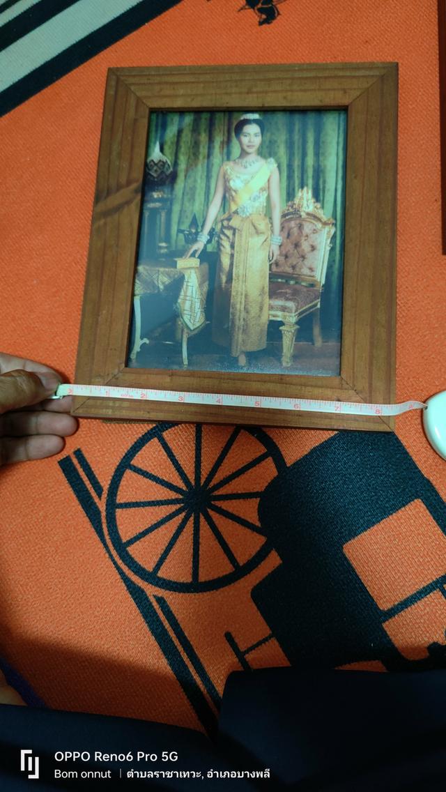 รูปพระฉายาลักษณ์รัชกาลที่ 9 กับพระราชินีงานเก่ากรอบไม้  ขนาดส่วนสูง 10 นิ้วครึ่ง กว้าง 8 นิ้วครึ่ง