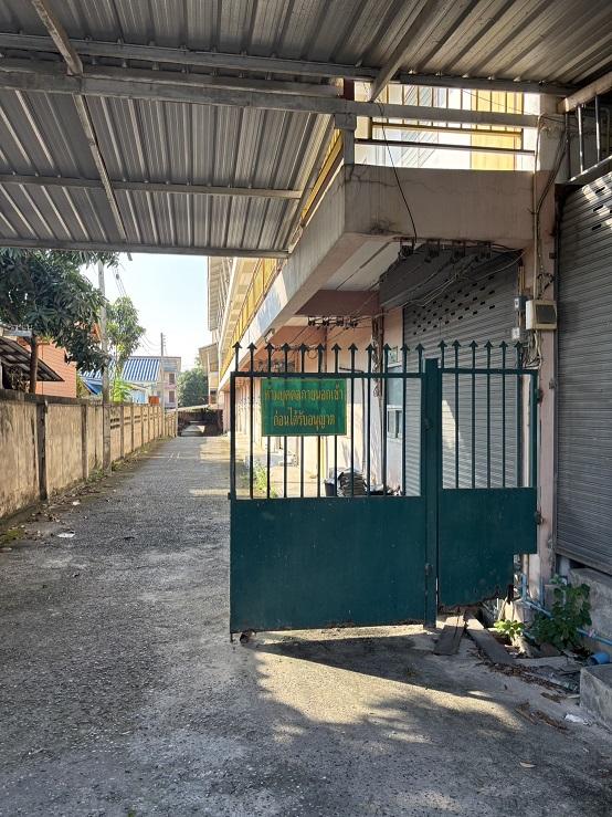 ขายกิจการห้องพัก 3 ชั้น พร้อมร้านค้า ด้านหลังปั๊ม ปตท มาบยางพร ซอย มาบยางพร 26 ปลวกแดง ระยอง
