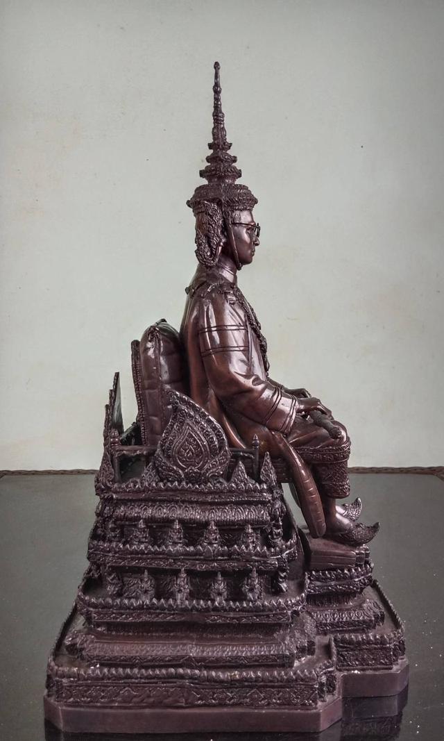 774.พระบรมรูปหล่อในหลวงรัชกาลที่ 9 พระบาทสมเด็จพระปรมินทรมหาภูมิพลอดุลยเดช ทรงประทับบนพระที่นั่งราชยานพุดตานทอง เ รูปที่ 3