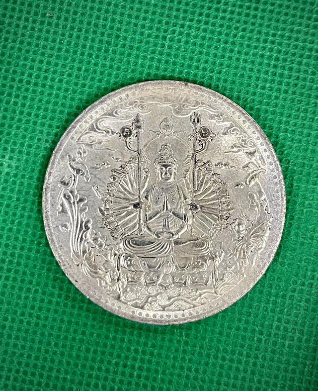 เหรียญพระโพธิสัตว์กวนอิมพันกร หลังอักษรจีน เนื้อเงิน หนัก18กรัม ปี39 4