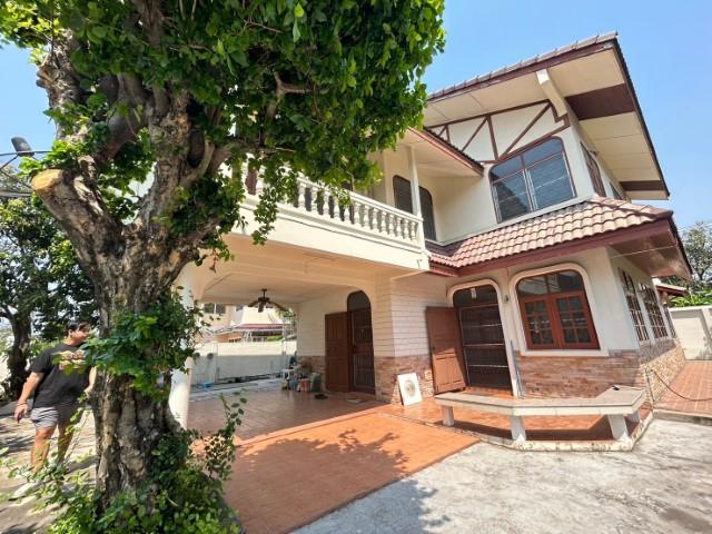 ให้เช่าบ้านเดี่ยว2ชั้น100ตร.วซอยปุณณวิถี49มี3นอน4น้ำ1ทำงาน2แม่บ้านห้องน้ำแม่บ้านแอร์3เครื่องโรงจอดรถหลังคา 3 คัน ใกล้ BT 1