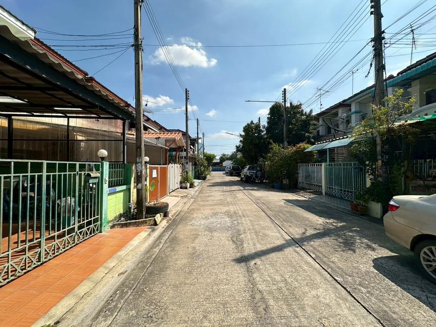 ทาวน์เฮ้าส์ 2 ชั้น 17 ตร.ว. สภาพดีพร้อมเข้าอยู่ หมู่บ้านเทพมงคล ปทุมธานี ใกล้เมืองทองธานี ซอยเทคโนแหลมทอง ถนนกรุงเทพ-ปทุมธานี เมืองปทุมธานี 17