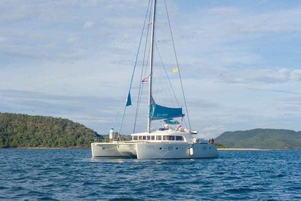 เรือใบคาตามารัน Lagoon 500