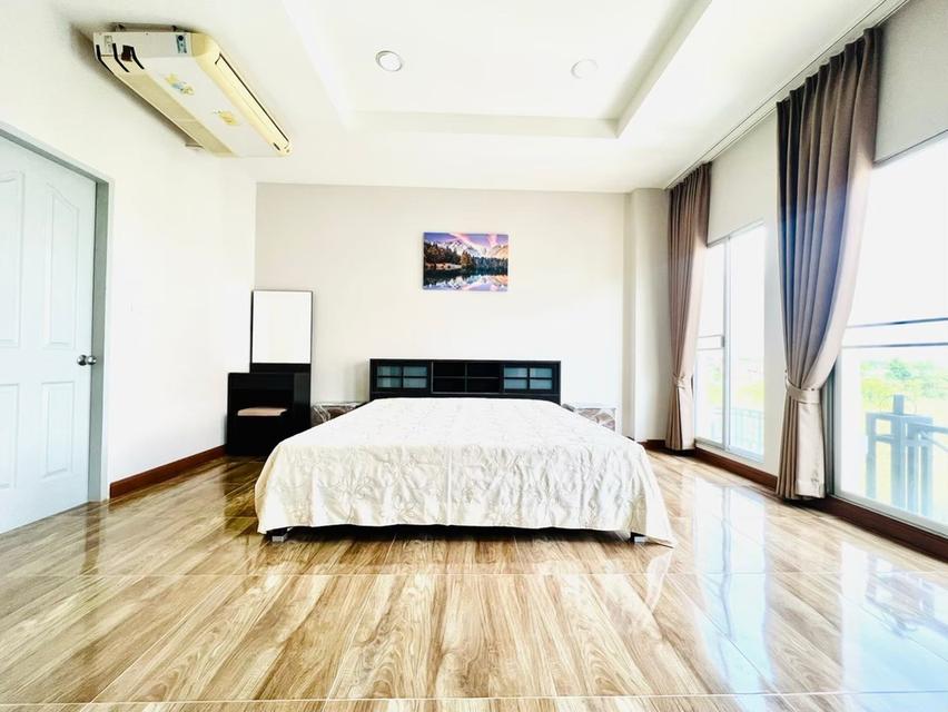 U1391 ให้เช่าบ้านทาวน์โฮม หมู่บ้านกลางเมือง โมนาโค ศรีนครินทร์ 24  บ้านพร้อมเฟอร์บางส่วน ทำเลดีเดินทางสะดวกเข้าออกได้หลายทาง ใกล้รถไฟฟ้า ใกล้ห้างทางด่ 10