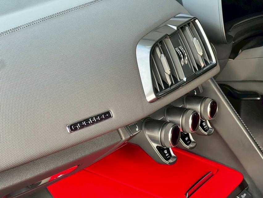 Audi R8 v10 performance 13