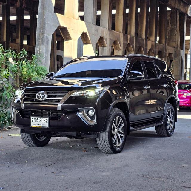 TOYOTA FORTUNER 2.8 V 4WD ปี 2015  (โฉม ปี15-ปัจจุบัน) เครื่องยนต์ดีเซล เกียร์ Auto สีน้ำตาล 7 ที่นั่ง ไมล์แท้เพียง 217,106 km.