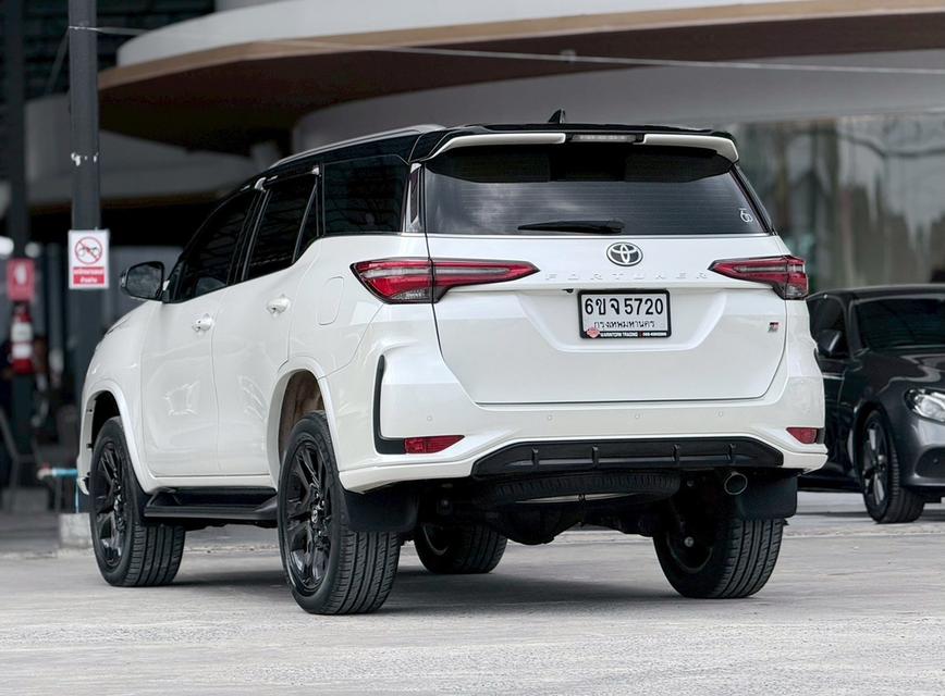 TOYOTA FORTUNER 2.8 GR SPORT 4WD BLACKTOP ปี 2022 โฉม ปี15-ปัจจุบัน สีขาวหลังคาดำ รูปที่ 4