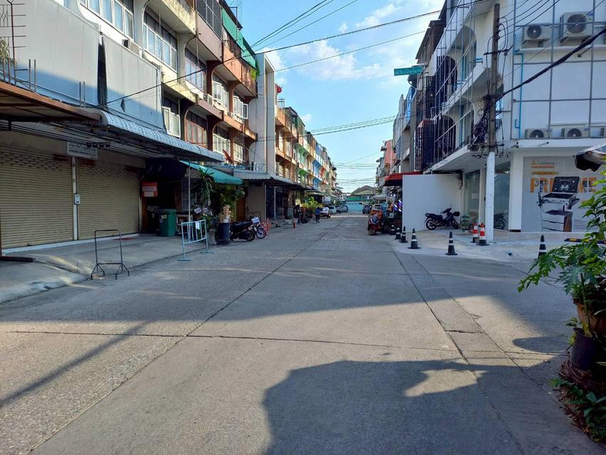 อาคารพาณิชย์ ซ.ลาดพร้าว 62 หลังมุม เข้าซอยเพียง 100 เมตร ใกล้ MRT โชคชัย 4 ทำเลดี จอดรถได้ ถนนกว้าง 6