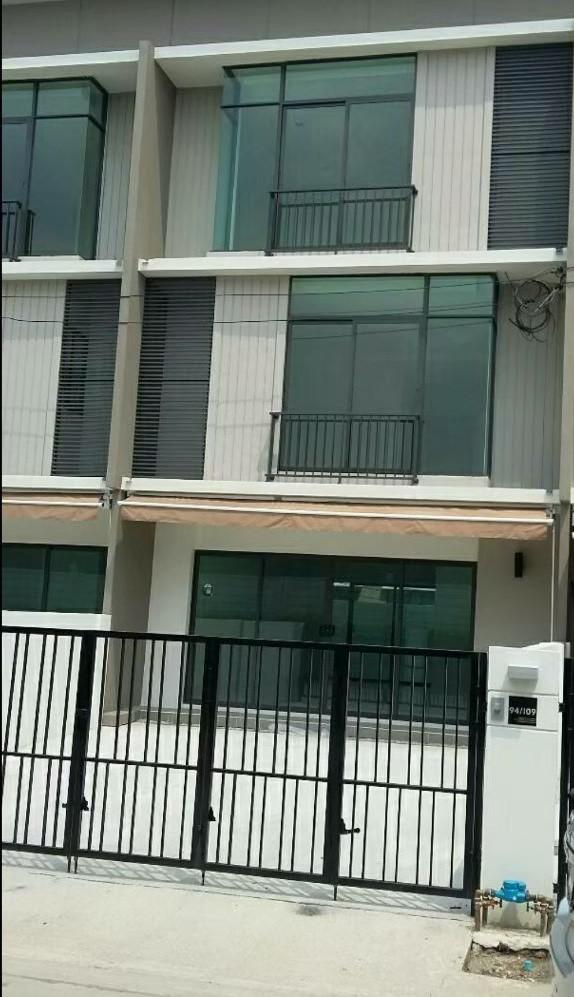ทาวน์เฮ้าส์ 3 ชั้น ติดโรบินสันศรีสมาน
