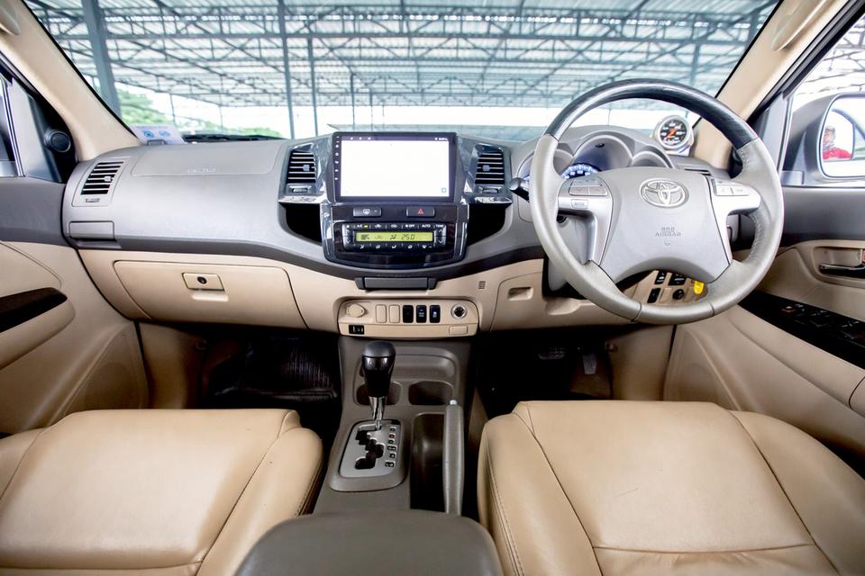 TOYOTA FORTUNER 3.0V สีขาว ปี 2013 ของแต่งหลายแสน  10