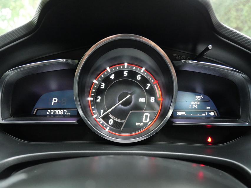 MAZDA 3 2.0S Spotsปี 2015 เข้าศูนย์ทุกระยะ อุปกรณ์ครบ บุ๊คเซอร์วิส กุญแจ2ดอก  17