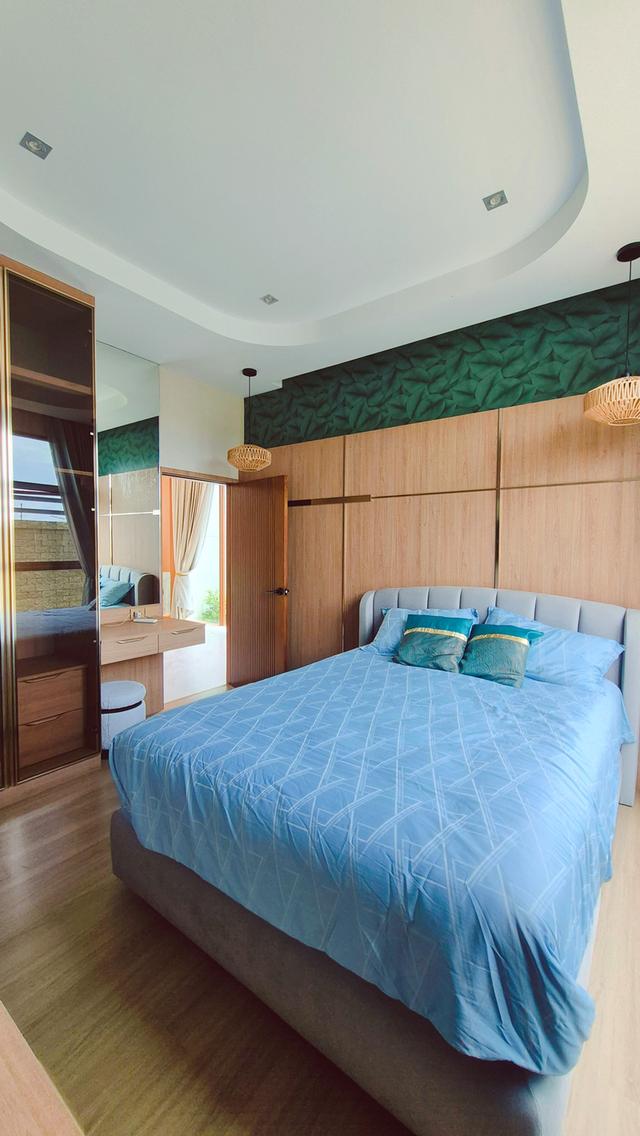 Luxurious corner house on the front plot, the largest of 8 houses at 118 sq.wa., near 2 golf courses, fully furnished, move-in ready. 15