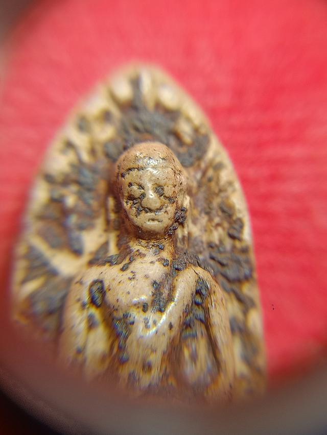พระรอดมีแร่เกาะรอบๆแท้ไม่ทราบว่าขึ้นที่ไหน รูปย่อยที่ 4