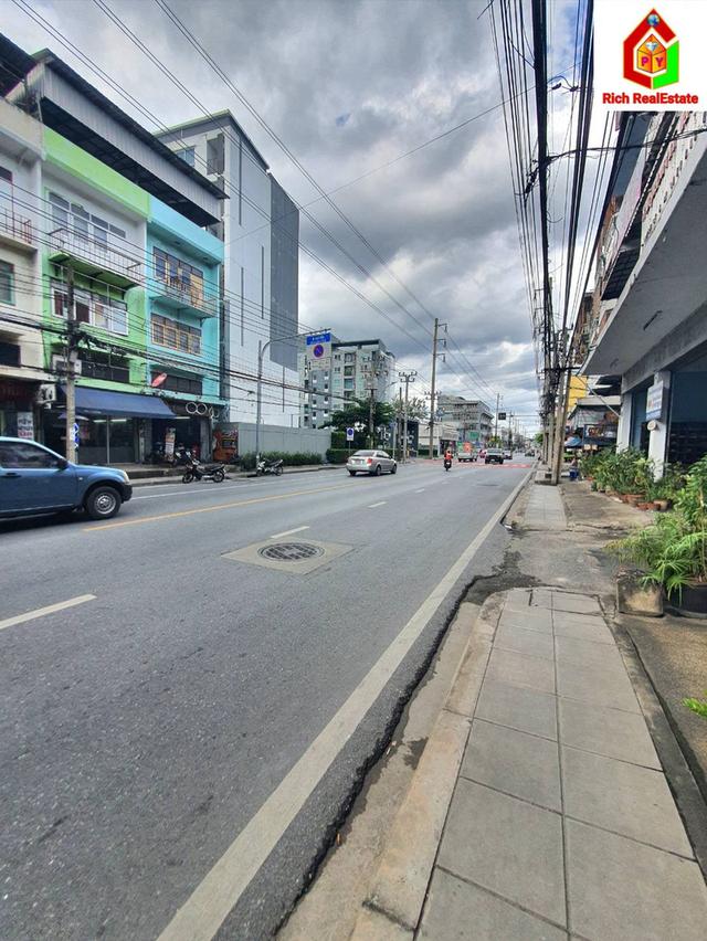 ขายถูกอาคารพาณิชย์ 3.75 ชั้น ซอยเอกชัย 35 แขวงบางขุนเทียน เขตจอมทอง เนื้อที่ดิน 29 ตรว. 3 นอน 2 น้ำ ขายตามสภาพ ติดถนนใหญ่ แหล่งชุมชน มีรถเมล์วิงผ่า 18